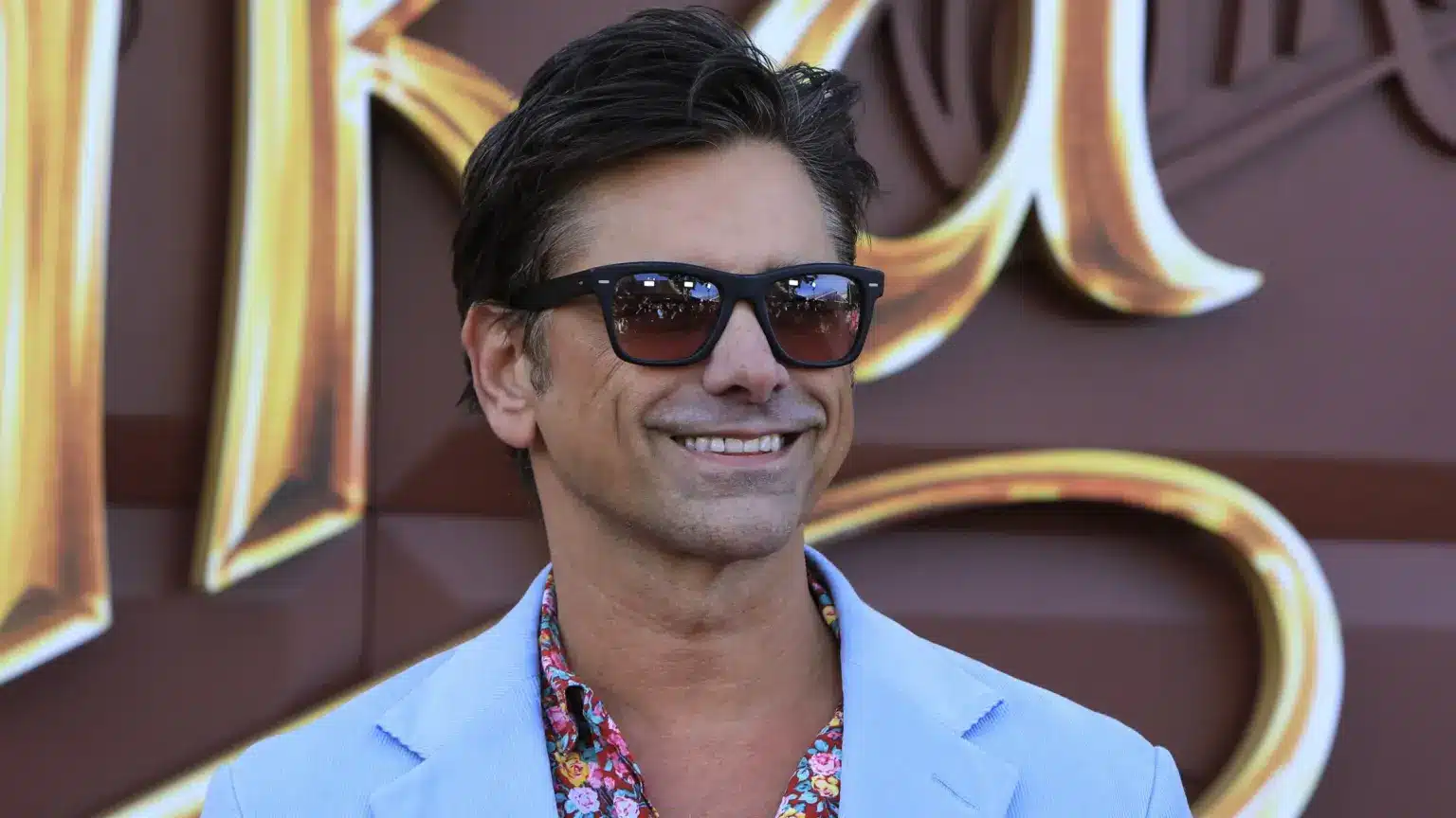 Estreia | Drag: John Stamos e Lizzy Caplan viram ladrões atrapalhados em primeiro vislumbre