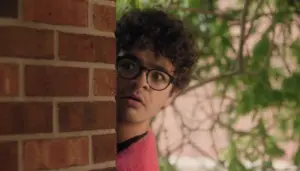 Imagem destacada - ESTREIA | Gaten Matarazzo troca o Mundo Invertido por alucinações universitárias em Filme de Pizza (Pizza Movie)