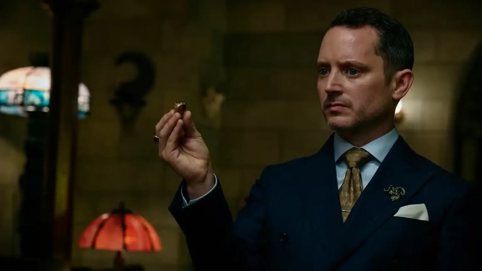 ELENCO | Elijah Wood vira “advogado do diabo” em Casamento Sangrento 2 e levanta dúvida sobre imortalidade