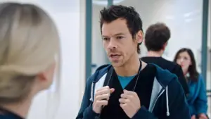 Imagem destacada - CRÍTICA | Harry Styles impulsiona Saturday Night Live com beijo provocativo e sátira médica afiada