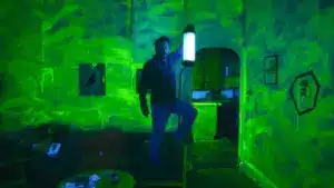 Imagem destacada - CRÍTICA | Kill Me explora narrador instável e destaca elenco afiado liderado por Charlie Day