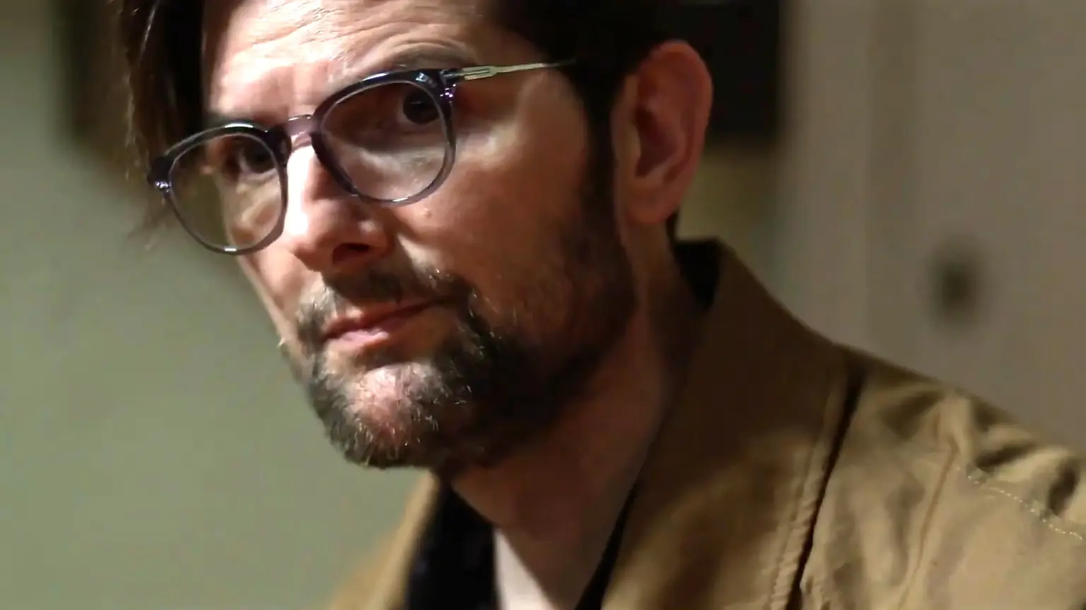 CRÍTICA | Hokum – Adam Scott assume lado sombrio em terror minimalista de Damian McCarthy
