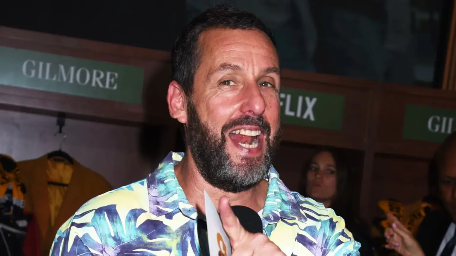 ELENCO | Adam Sandler e Willem Dafoe lideram remake psicológico Time Out da Netflix