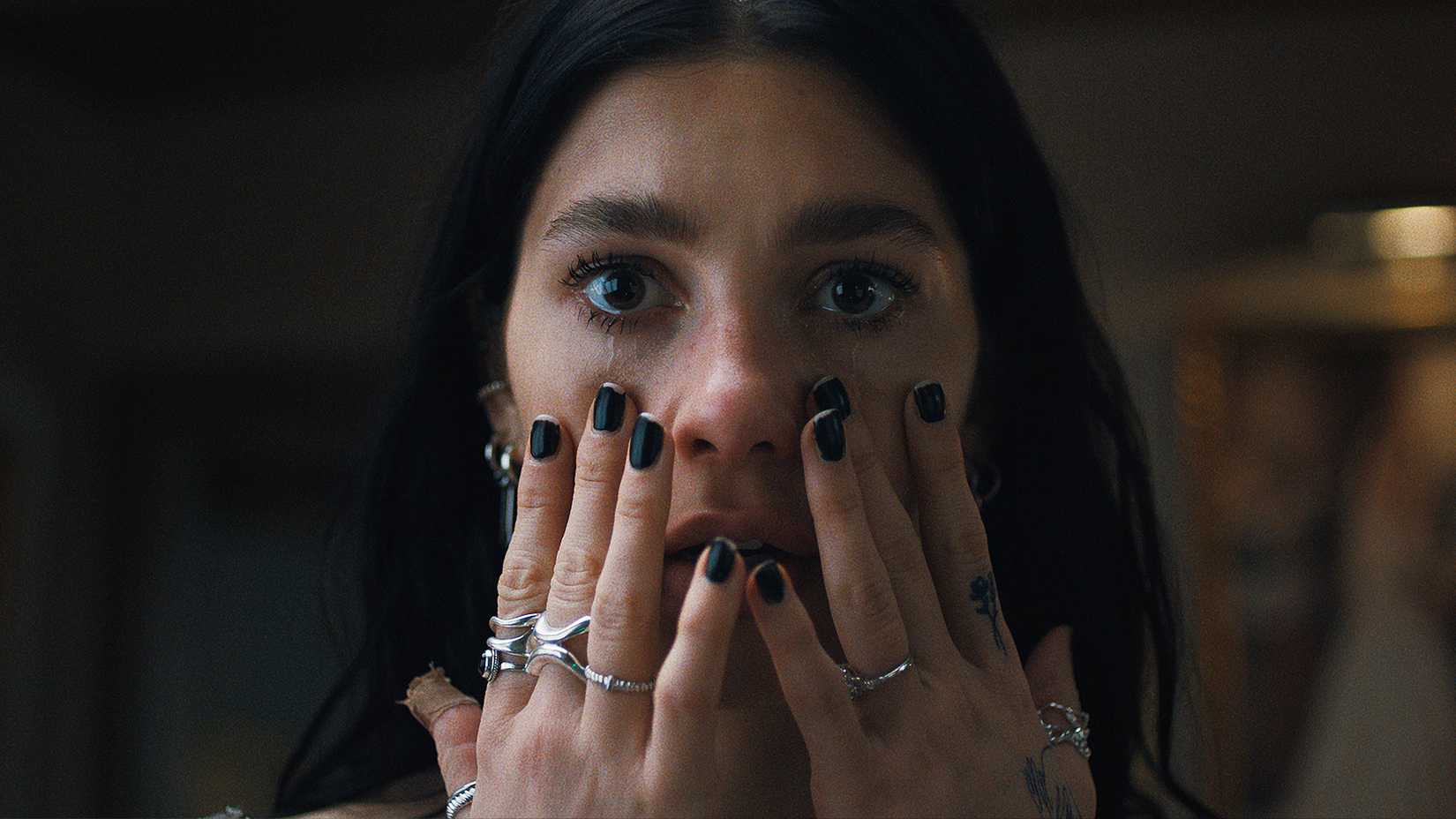 CRÍTICA | Algo Muito Ruim Vai Acontecer explora maldição familiar com doses certeiras de paranormalidade - Imagem do artigo original