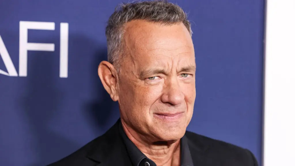 ELENCO | Tom Hanks mira Bad Bunny e Colman Domingo para a dramedy de beisebol The Comebacker
