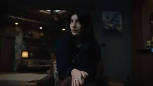 Imagem destacada - Final explicado: Algo Muito Ruim Vai Acontecer (Something Very Bad Is Going to Happen) mergulha em ciclo eterno de terror familiar