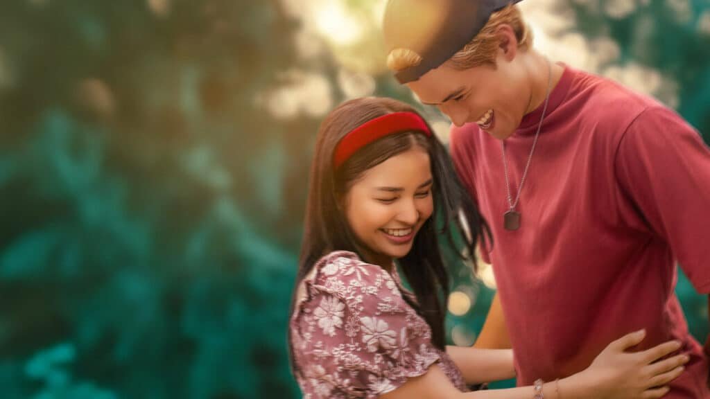 18 Rosas: final explicado do filme da netflix e o que realmente acontece Personagens do filme 18 Rosas em cena emocional durante o final