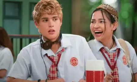 Cena da série 18 Rosas da Netflix com protagonistas em momento romântico