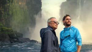 O Último Gigante estreia hoje na Netflix e já começa a chamar atenção pelo drama intenso O Último Gigante Netflix cena emocional reencontro entre pai e filho no filme