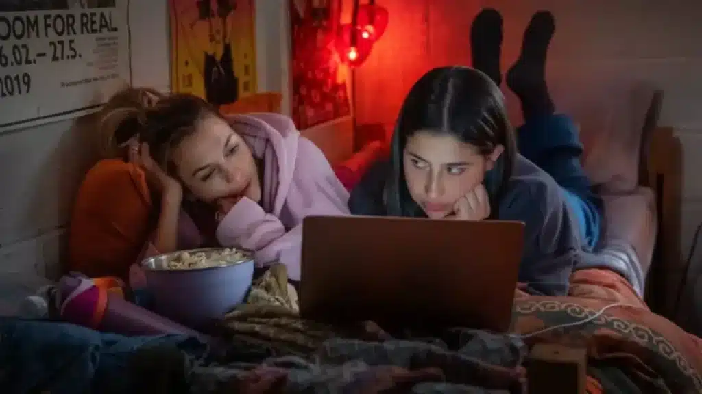 Cena do filme A Colega Perfeita da Netflix mostrando tensão entre colegas de faculdade