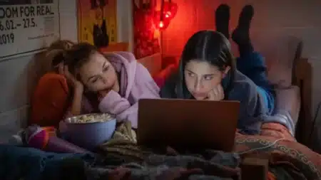 Cena do filme A Colega Perfeita da Netflix mostrando tensão entre colegas de faculdade