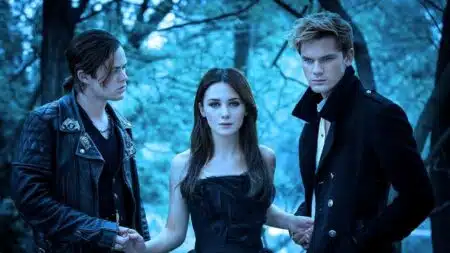 Cena do filme Fallen mostrando Luce e Daniel em momento de tensão