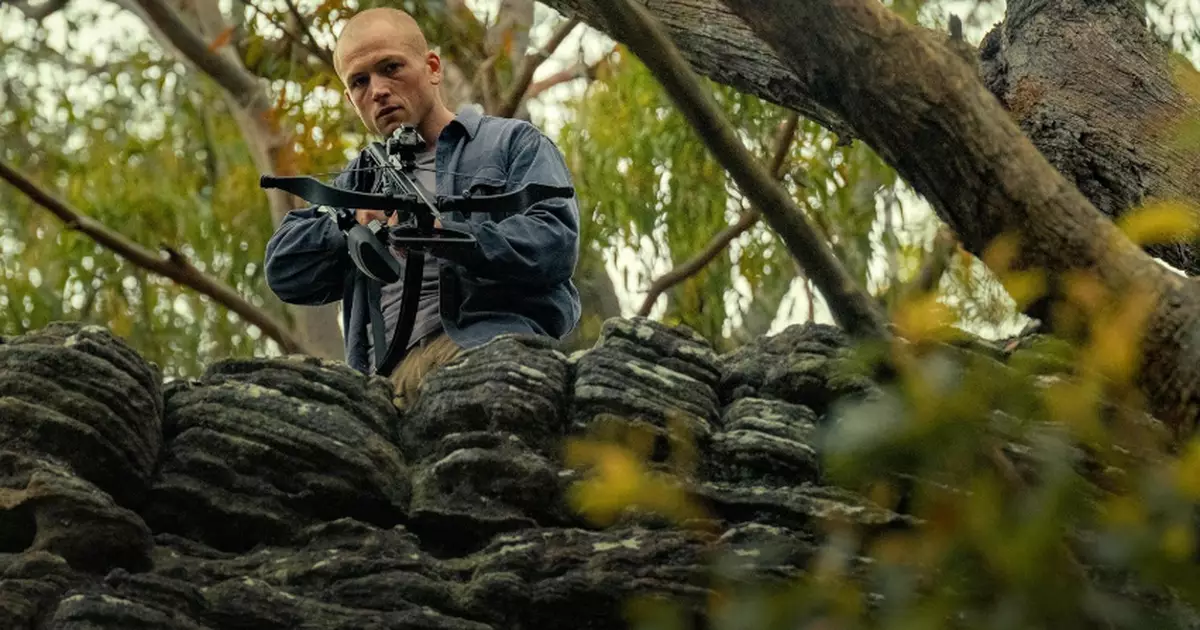 Vilão do filme O Jogo do Predador em cena de suspense