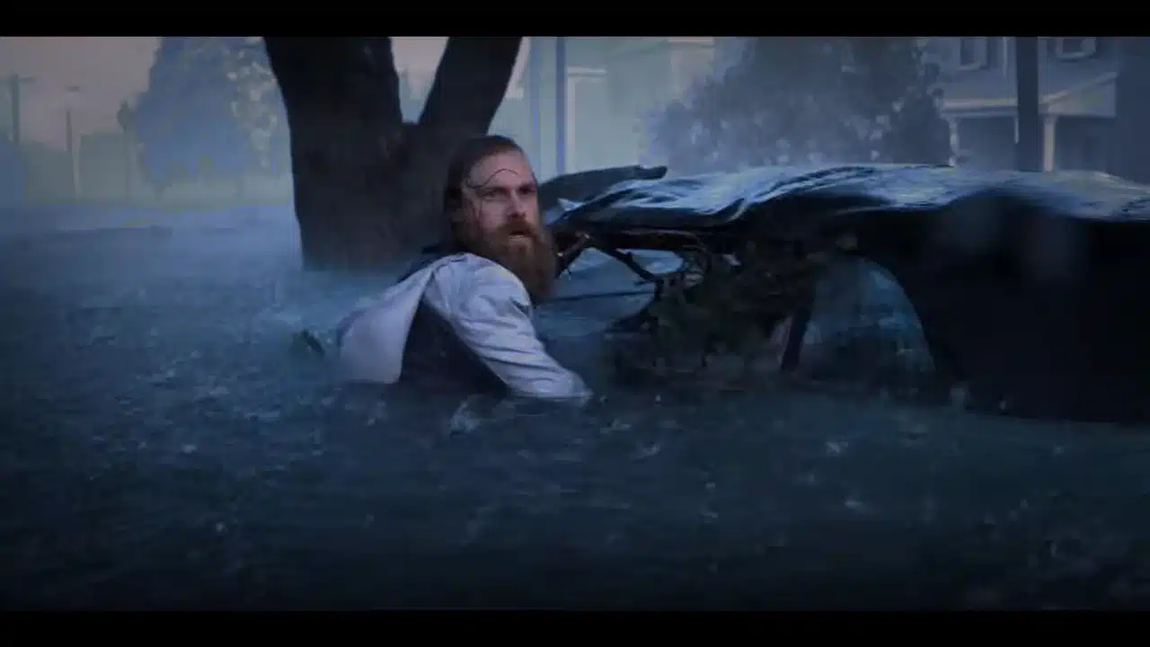 Personagens tentando sobreviver durante enchente no filme Ataque Brutal da Netflix em cenário de desastre