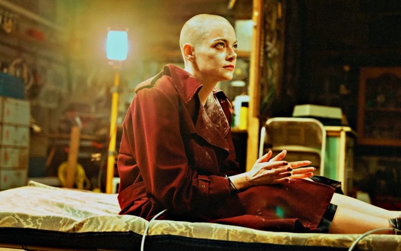 Cena do filme Bugonia com crítica social e humor absurdo Netflix 2026