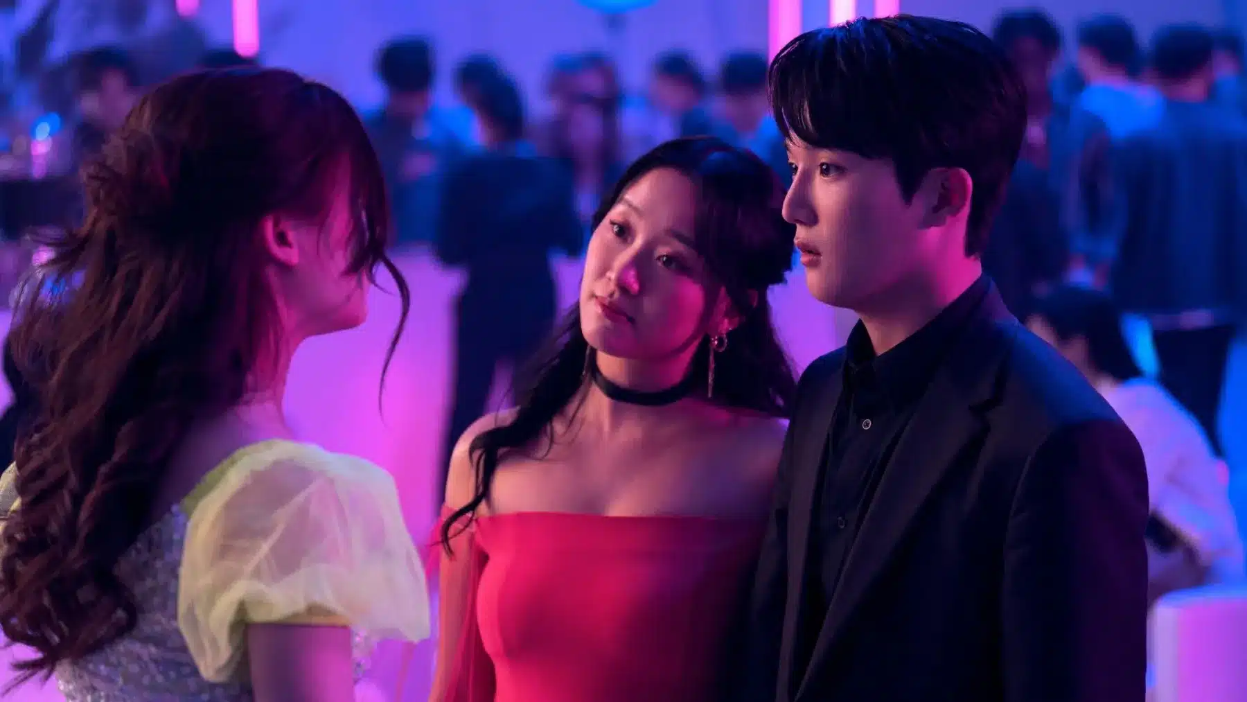 Cena de baile em Com Carinho Kitty com personagens reunidos na escola em Seul