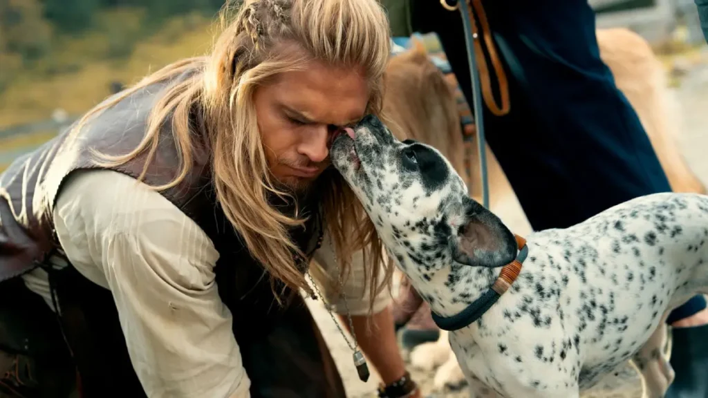 Comer Rezar Ladrar cena com personagens em retiro nas montanhas com cães
