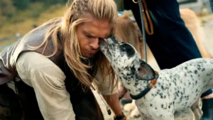 Comer, Rezar, Ladrar: crítica da comédia que expõe o comportamento humano por trás do controle Comer Rezar Ladrar cena com personagens em retiro nas montanhas com cães