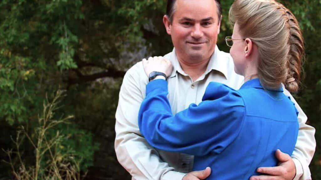 Cena do documentário Confie em Mim O Falso Profeta mostrando investigação de seita