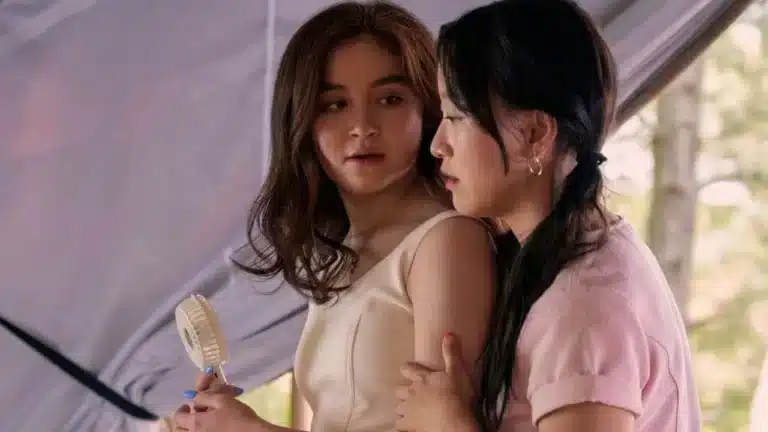 Cena da temporada 2 de Com Carinho Kitty com Kitty em momento emocional na escola coreana