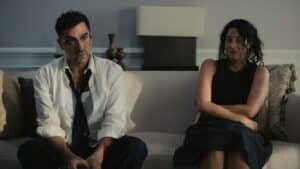 Crítica de Erros Épicos (2026): nova série da Netflix aposta no caos, mas vale a pena? Personagens da série Erros Épicos em cena caótica da comédia da Netflix