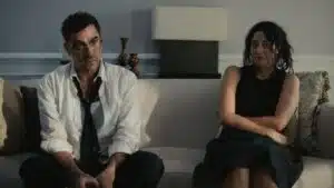 Personagens da série Erros Épicos em cena caótica da comédia da Netflix