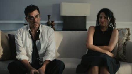 Personagens da série Erros Épicos em cena caótica da comédia da Netflix