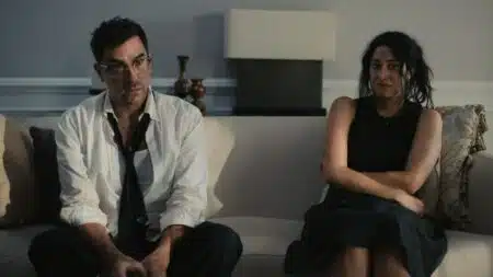 Personagens da série Erros Épicos em cena caótica da comédia da Netflix