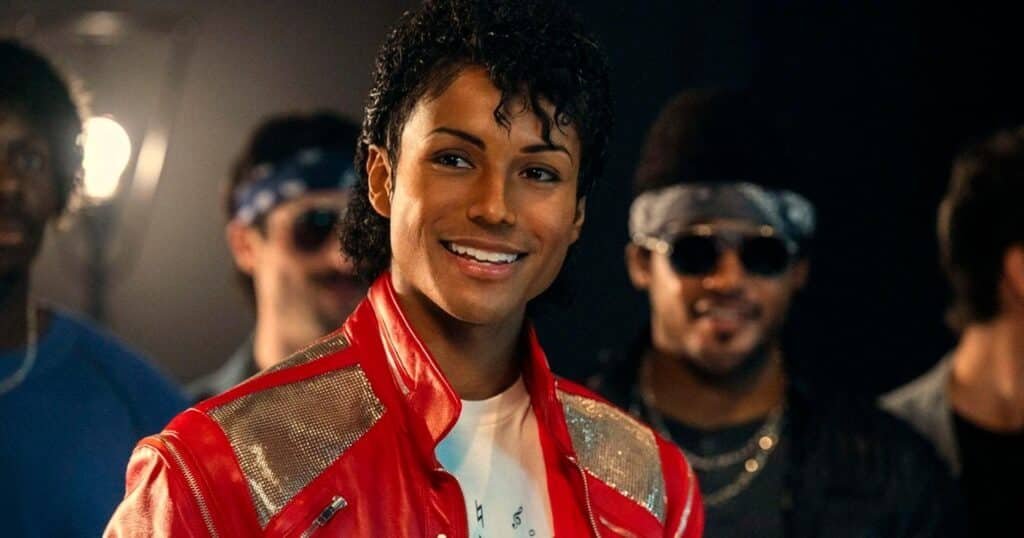 Cena do filme Michael Jackson mostrando recriação de apresentação icônica