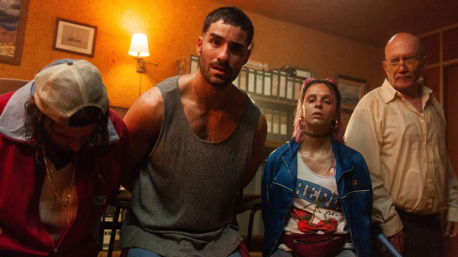 Elenco principal da série Mar Branco da Netflix com personagens centrais