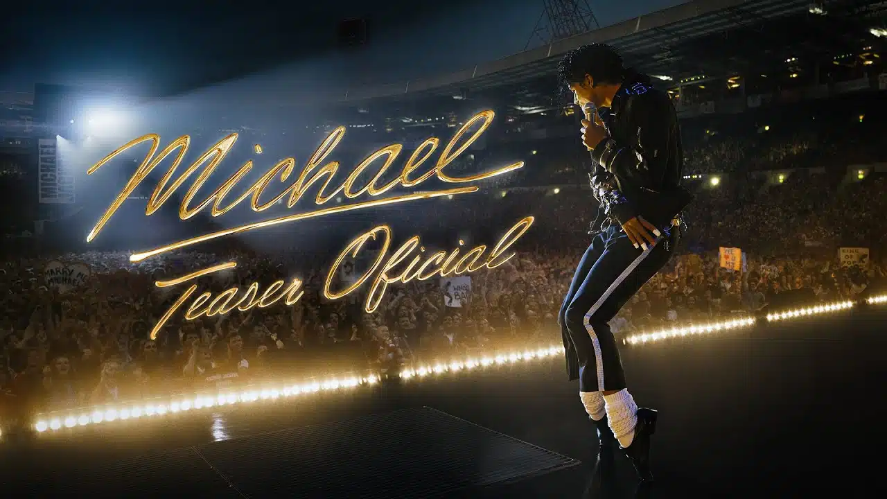 Michael Jackson em performance no palco no filme Michael durante cena de show