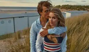 Nem Tão Perfeitos Assim série Netflix cena com grupo de jovens em ambiente de verão com tensão emocional