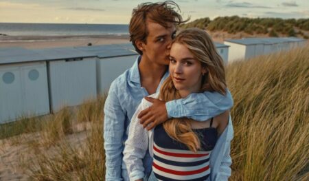 Nem Tão Perfeitos Assim série Netflix cena com grupo de jovens em ambiente de verão com tensão emocional