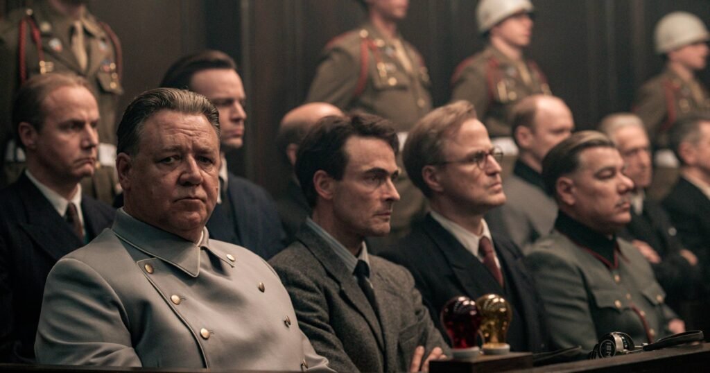 Crítica de Nuremberg (2025): vale a pena assistir ao filme nos cinemas em 2026? Filme Nuremberg 2025 cena de julgamento nazista no tribunal