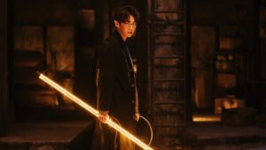 O Agente Divino protagonista em momento de conflito após pacto sobrenatural