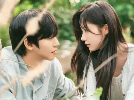 Cena do K-drama O Amor Não Está Esgotado mostrando casal em ambiente rural na Netflix