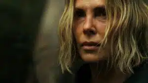 Cena final de O Jogo do Predador filme da Netflix com Sasha sobrevivendo