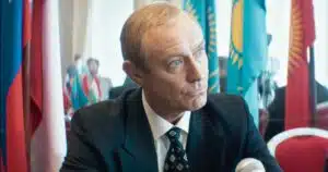 O Mago do Kremlin 2026 filme crítica Paul Dano Jude Law Putin