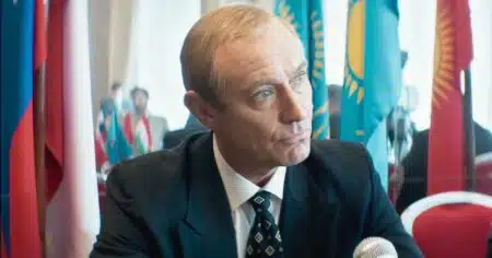 O Mago do Kremlin 2026 filme crítica Paul Dano Jude Law Putin