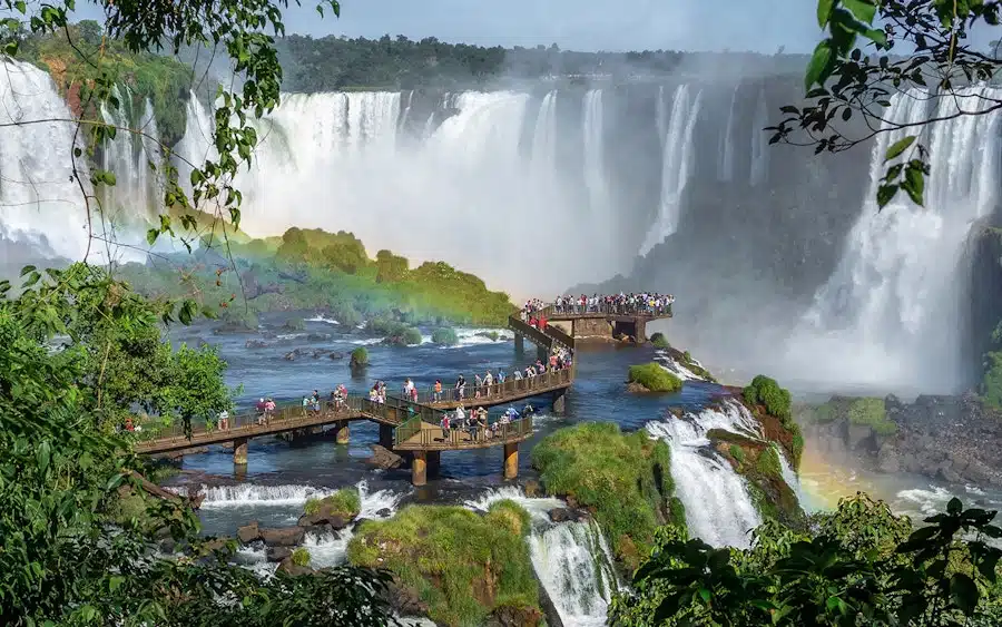 Cachoeiras em O Último Gigante na Netflix cenário natural marcante do filme