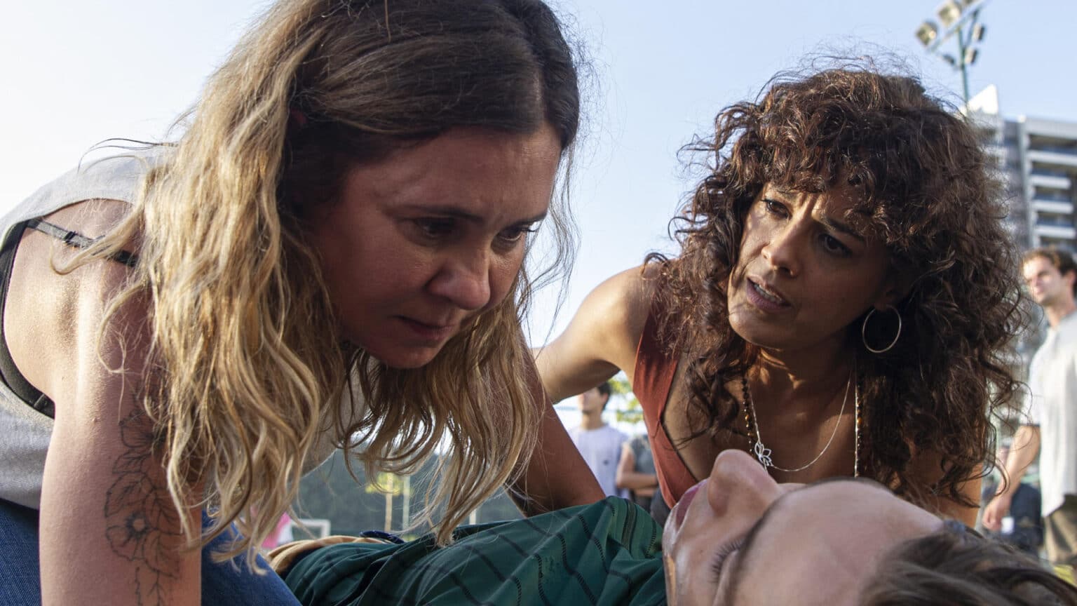 Cena da série Os Outros temporada 3 mostrando tensão entre personagens no final