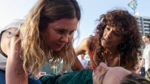 Cena da série Os Outros temporada 3 mostrando tensão entre personagens no final