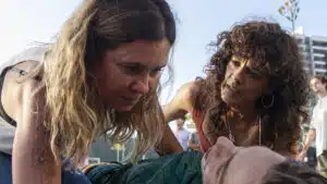 Os Outros: episódios finais da 3ª temporada já têm data; veja o que acontece no desfecho Cena da série Os Outros temporada 3 mostrando tensão entre personagens no final