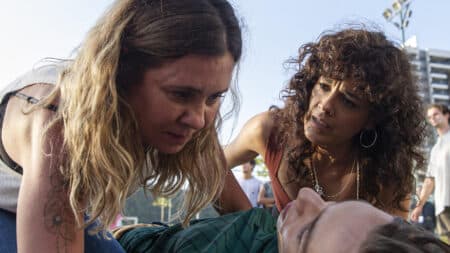 Cena da série Os Outros temporada 3 mostrando tensão entre personagens no final