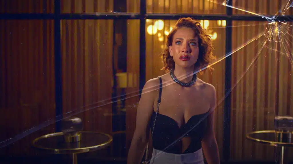 Cena da série Perfil Falso com casal em situação de tensão e desconfiança na Netflix