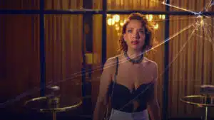 Cena da série Perfil Falso com casal em situação de tensão e desconfiança na Netflix