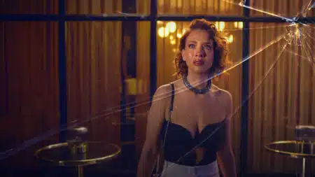 Cena da série Perfil Falso com casal em situação de tensão e desconfiança na Netflix
