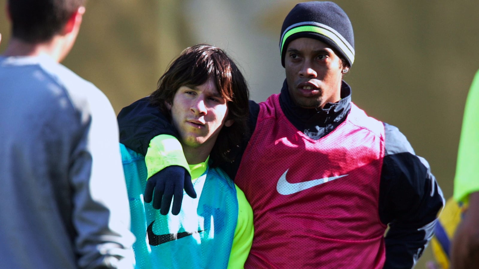 Ronaldinho e Messi treinando juntos no início da carreira no Barcelona