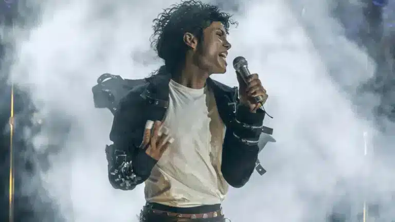 Michael (2026): por que músicas famosas de Michael Jackson ficaram de fora do filme Michael Jackson em cena da cinebiografia Michael 2026 relacionada à trilha sonora do filme
