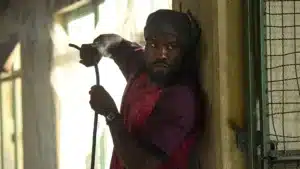 Cena da série Homem em Chamas da Netflix mostrando John Creasy em ação